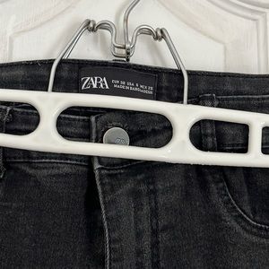 Skinny jeans taille haute noir Zara avec trou aux genoux.